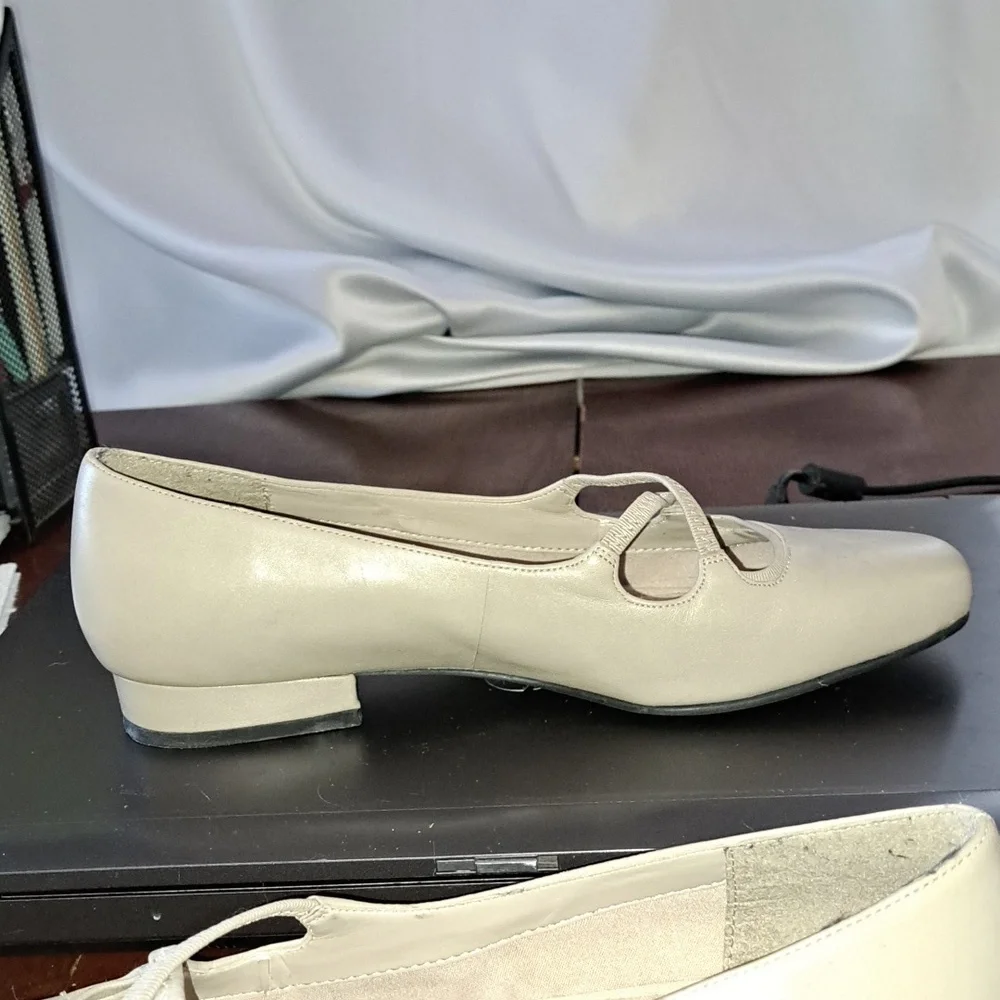 Elegant Women's Dark Bone Flats Liz Baker size 8W - Picture 6 of 9
